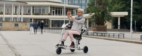 Frau auf dem ATTO Mobilitätsroller